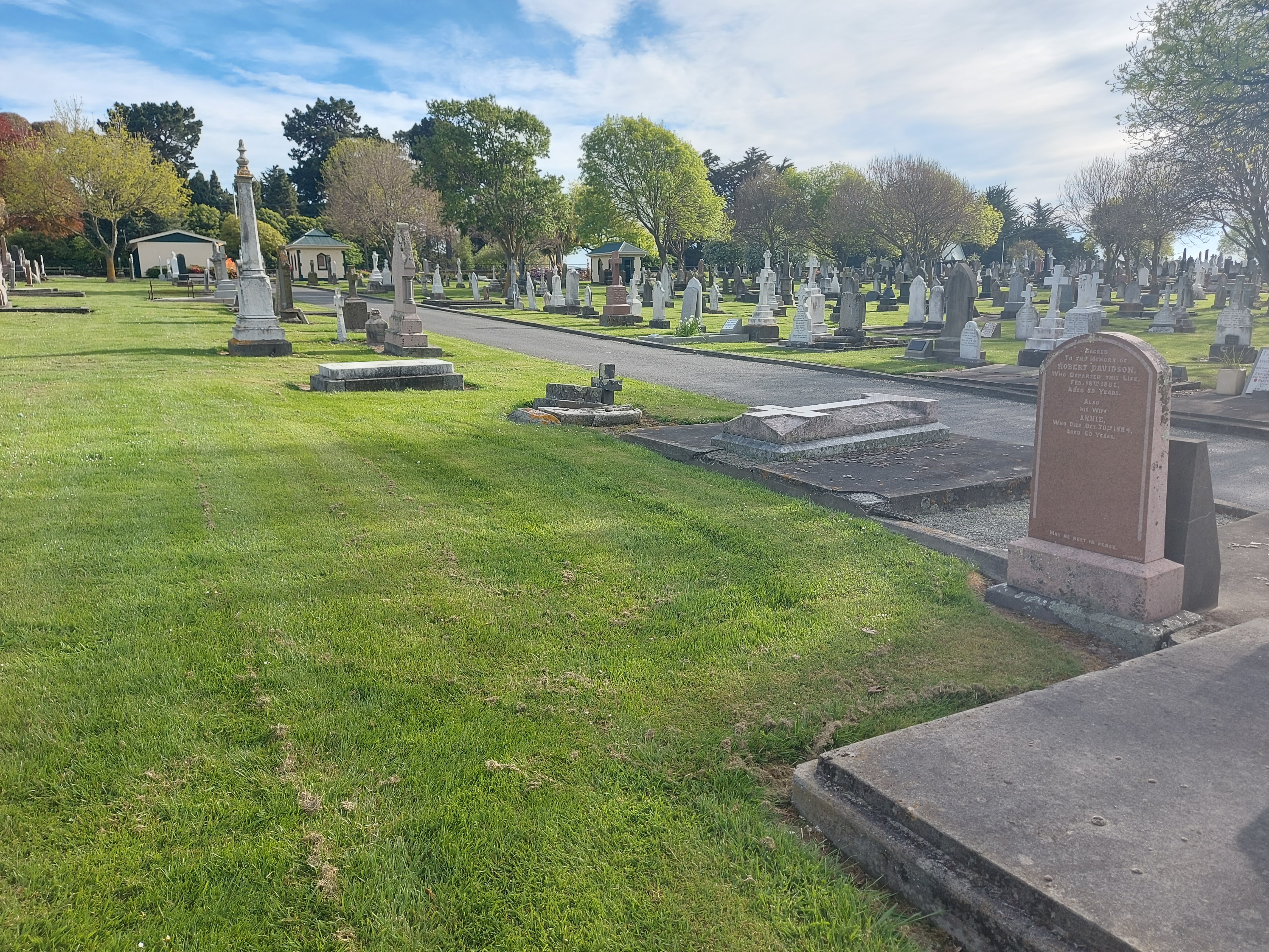 Un marked graves of people who died in the Benvenue Disaster 20251020 085123