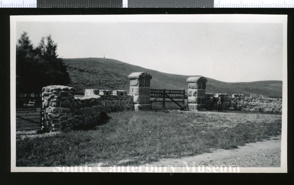 Aorangi homestead gates Cave 2015184691